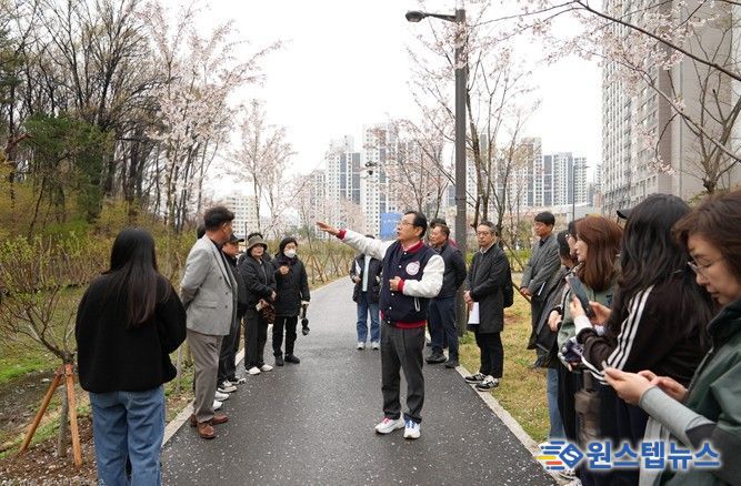 10일 오후 이현재 하남시장과 관계 부서 공무원, 감일총연합회 및 각 단지 입주자대표회의 관계자 등 시민 약 20명이 참석한 가운데 감일지구 현장점검이 진행되고 있다.