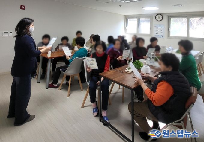 경로당에서 어르신들을 대상으로 미세먼지 대응 행동 요령 교육을 하고 있다.