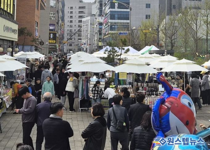지난 10일부터 12일까지 소하 상업지구 및 한내천 일대(금하로 472)에서 사회연대경제 나눔장터 '자라라마켓'을 진행하고 있다.