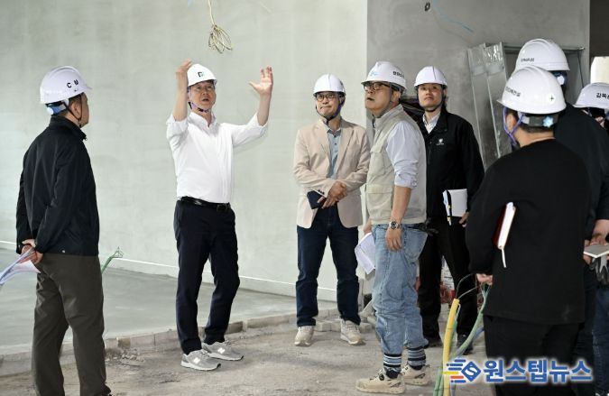 이민근 안산시장(왼쪽 두번째) 14일 '안산 공동체 복합시설' 건립공사 현장을 방문해 사업진행 상황과 안전관리 실태를 점검하고 있다.