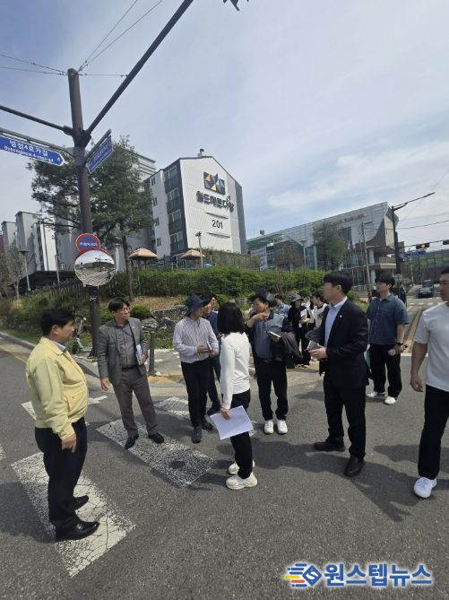 병점구청장을 비롯한 관계 공무원들이 ‘로드아이(RDAI)’ 활동의 일환으로 현장 점검을 실시하고 있다