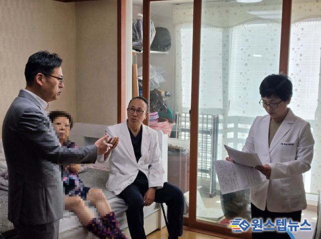 화성특례시 다학제 팀이 어르신 가정을 방문해 통합 돌봄 서비스를 제공하며 건강 상태를 점검하고 있다.