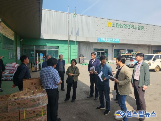 조암농협 경제사업장에서 농자재 수급 현황을 점검하며 관계자들과 의견을 나누고 있다.